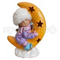 девочка обнимает